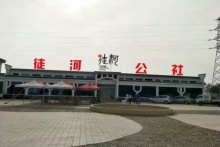 這個漂亮的小女孩為何吃得滿嘴“口紅”